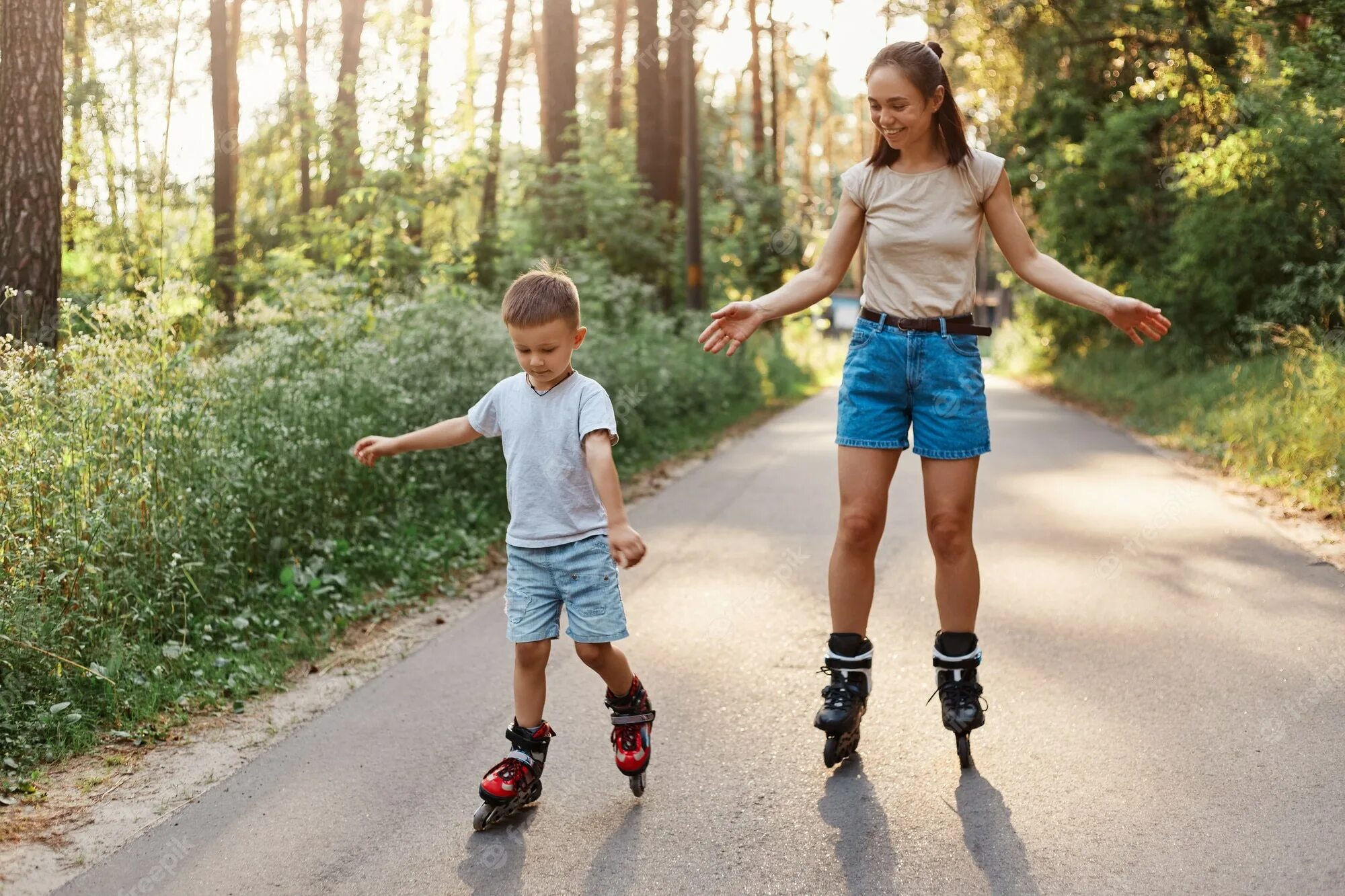 Семейная прогулка на роликах. Семья занимается спортом. Семья на роликовых коньках. Ролики для девочек. Идеи для роликов с мамой в youtube.