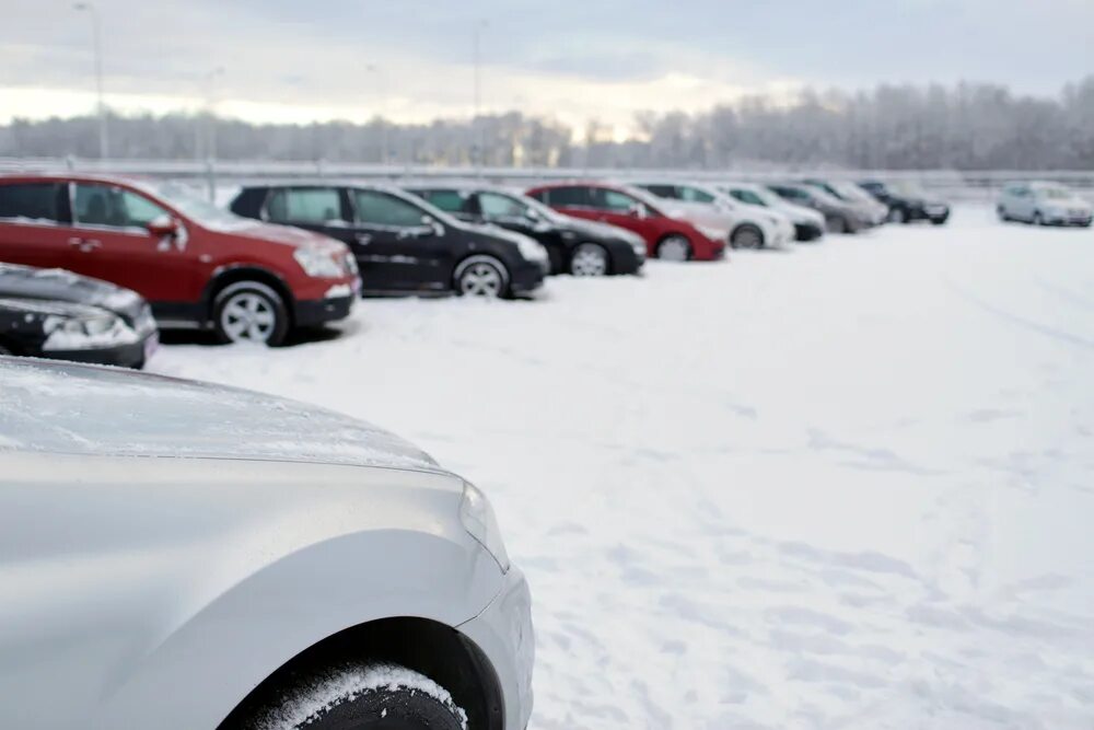 Foto la kar parking. Автомобиль под снегом. Машина в снегу. Кар паркинг обнова. Парковка на сугробе.