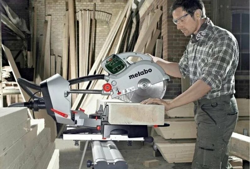 Работа торцовочной пилой. Метабо KGS 315 Plus. Metabo KGS 315. Пила торцовочная Метабо KGS 254 Plus. Пила торцовочная электрическая Metabo KGS 254 плюс.