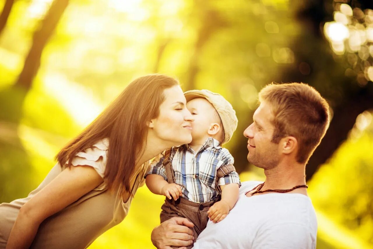 Parental love \ родительская любовь. Счастливые дети и взрослые. Kernfamilie. Картинка твоя семья. They love families.