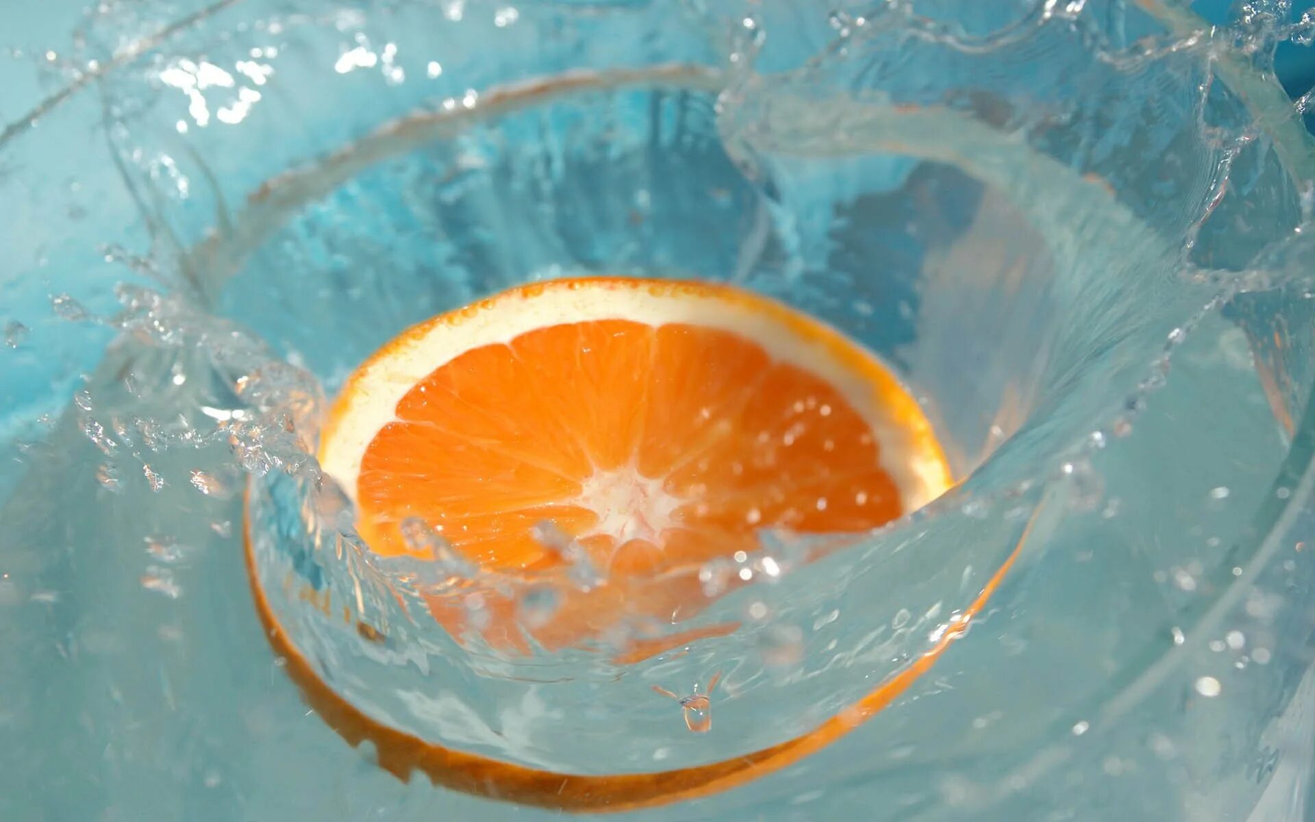 Фрукты в воде. Картинки на рабочий стол фрукты. Фрукты падают в воду. Дольки апельсина в воде.
