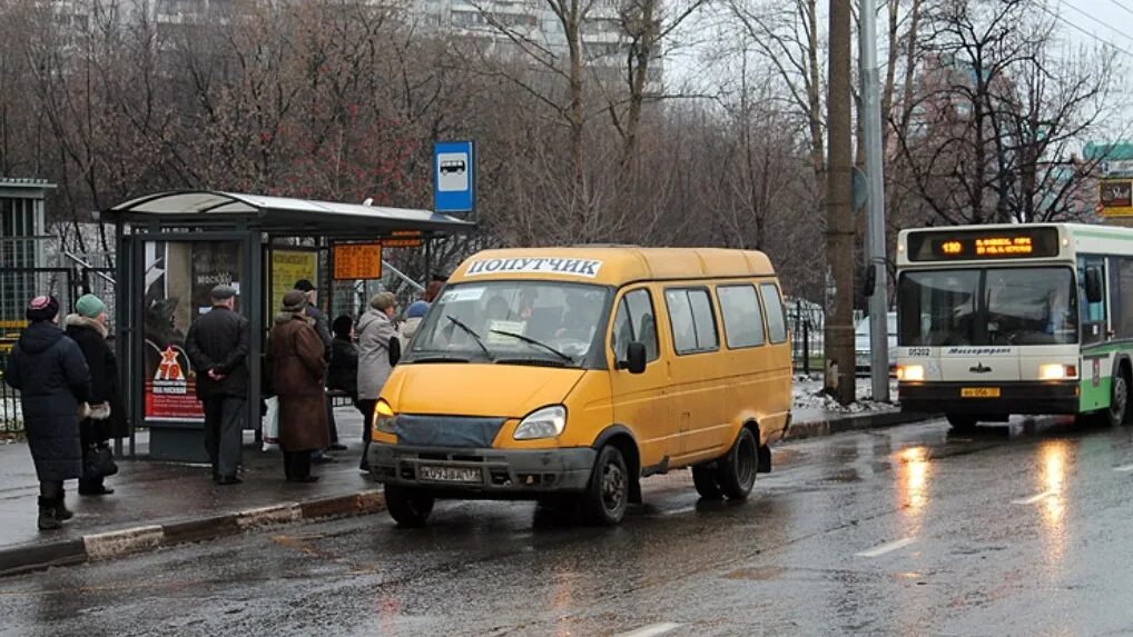 Маршрутки в старом городе. Маршрутка. Маршрутка в России. Старые маршрутки. Маршрутки Москвы.