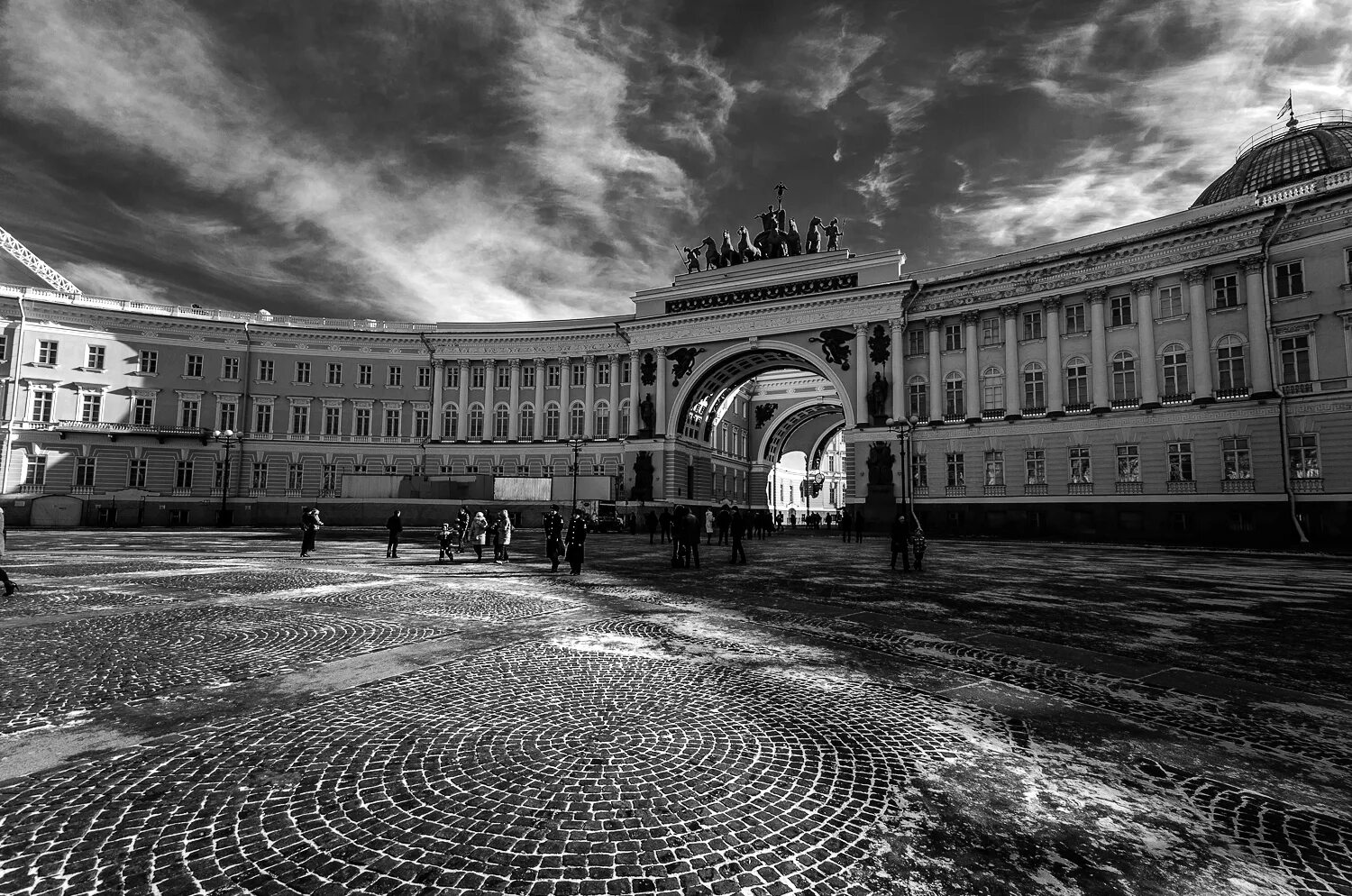 Черно белый питер. Питер в цвете и черно белом. Санкт петербург черно белые картинки. Петербург. Санкт петербург черно белые картинки.