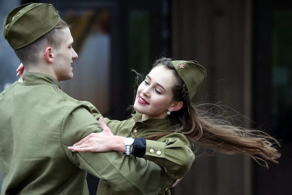 Девушка в форме поет песню. Военный вальс. военные танцы. девушка солдат. парень и девушка в военной форме.