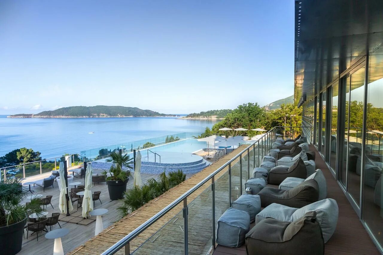 Falkensteiner hotel montenegro. Монтенегро отели. Черногория отель палинибич. Falkensteiner hotel montenegro. Старый отель в черногории герцикнови.