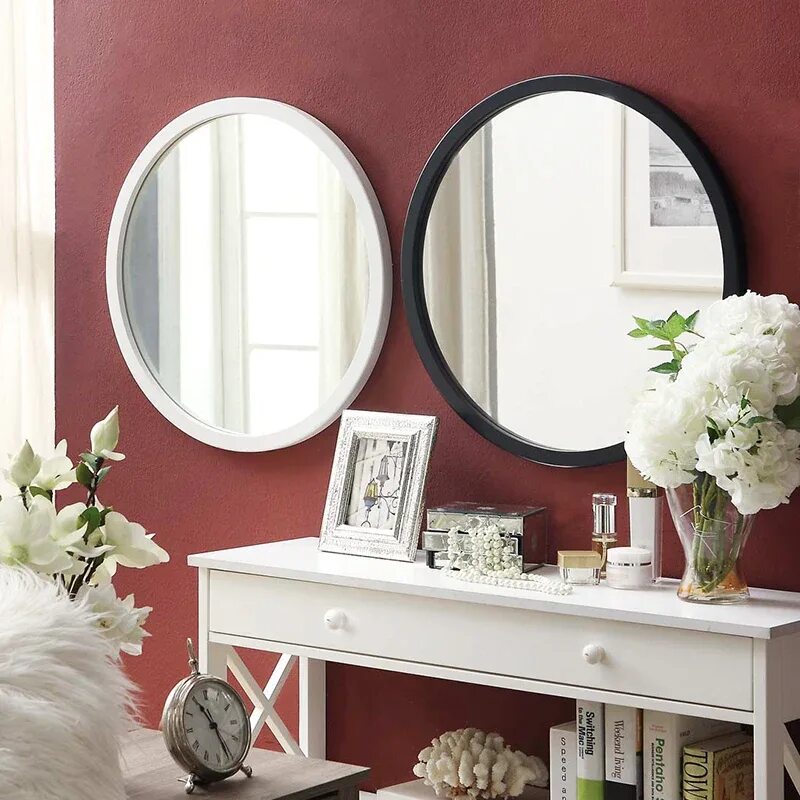 Настенное зеркало в спальне. Туалетный столик с зеркалом. Круглый туалетный столик. Круглое зеркало в интерьере. Зеркало для туалетного столика настенное.