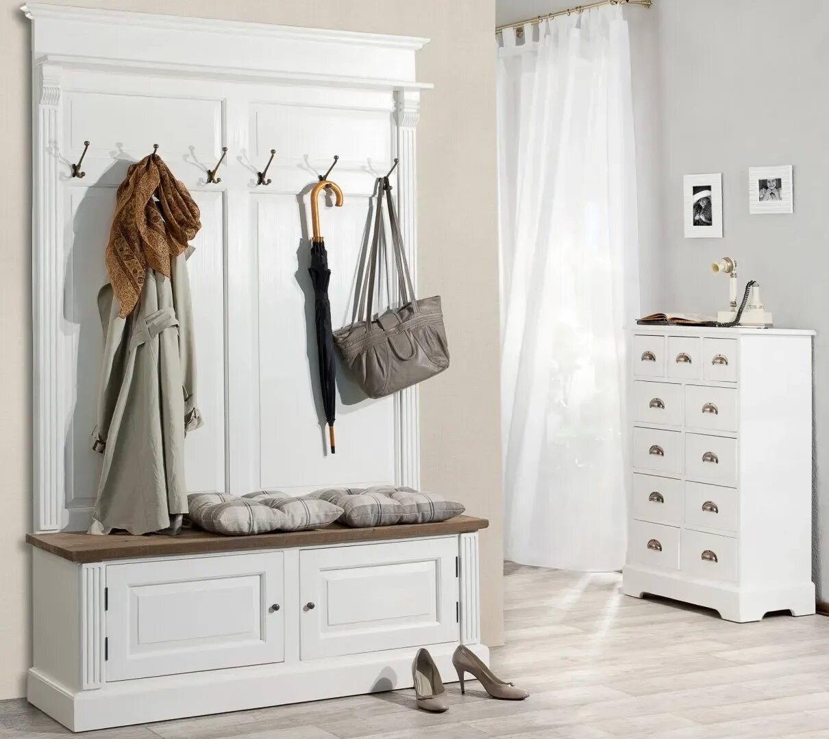 Прихожая с открытой вешалкой. Подвесная прихожая. Прихожая из массива дерева. Прихожая из массива дерева. Призожая исмвешалками.