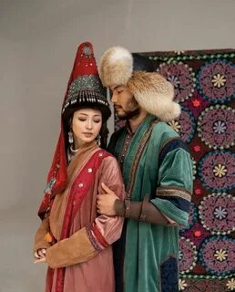 Екі саңылаудағы фистинг бейнеленген порно видео.