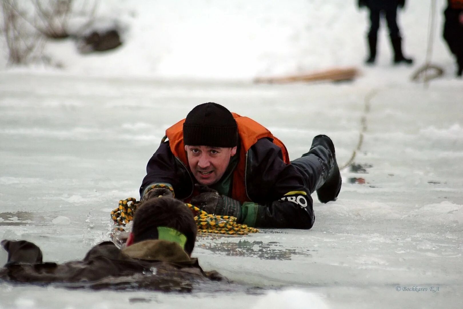 Спасаем зимой. Рыбак провалился под лед. Человек провалился под лед. Спасение человека из подо льда. Спасаем зимой.