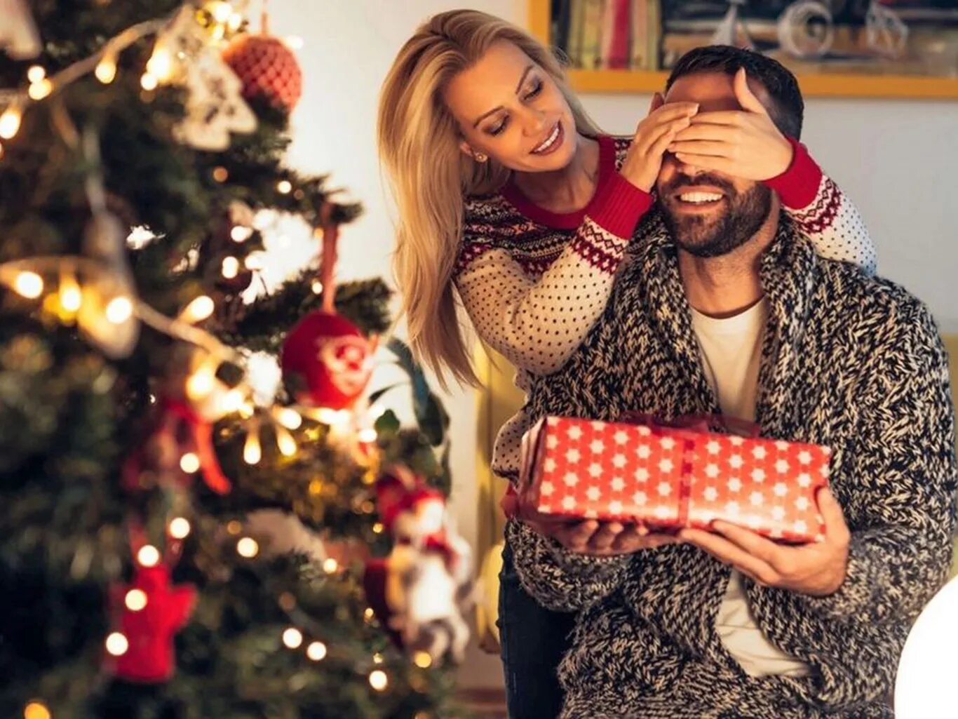 новогодние пары. идеи для подарка девушке на нг. классные подарки на новый год. подарок девушке на новый год 2023 оригинальный. новогодние сувениры 2023.