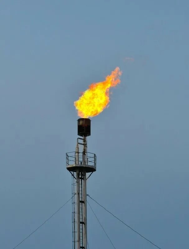 Факел сжигания попутного газа. Факел попутного нефтяного газа. Сжигание газа на факелах. Попутный нефтяной ГАЗ факельное сжигание.