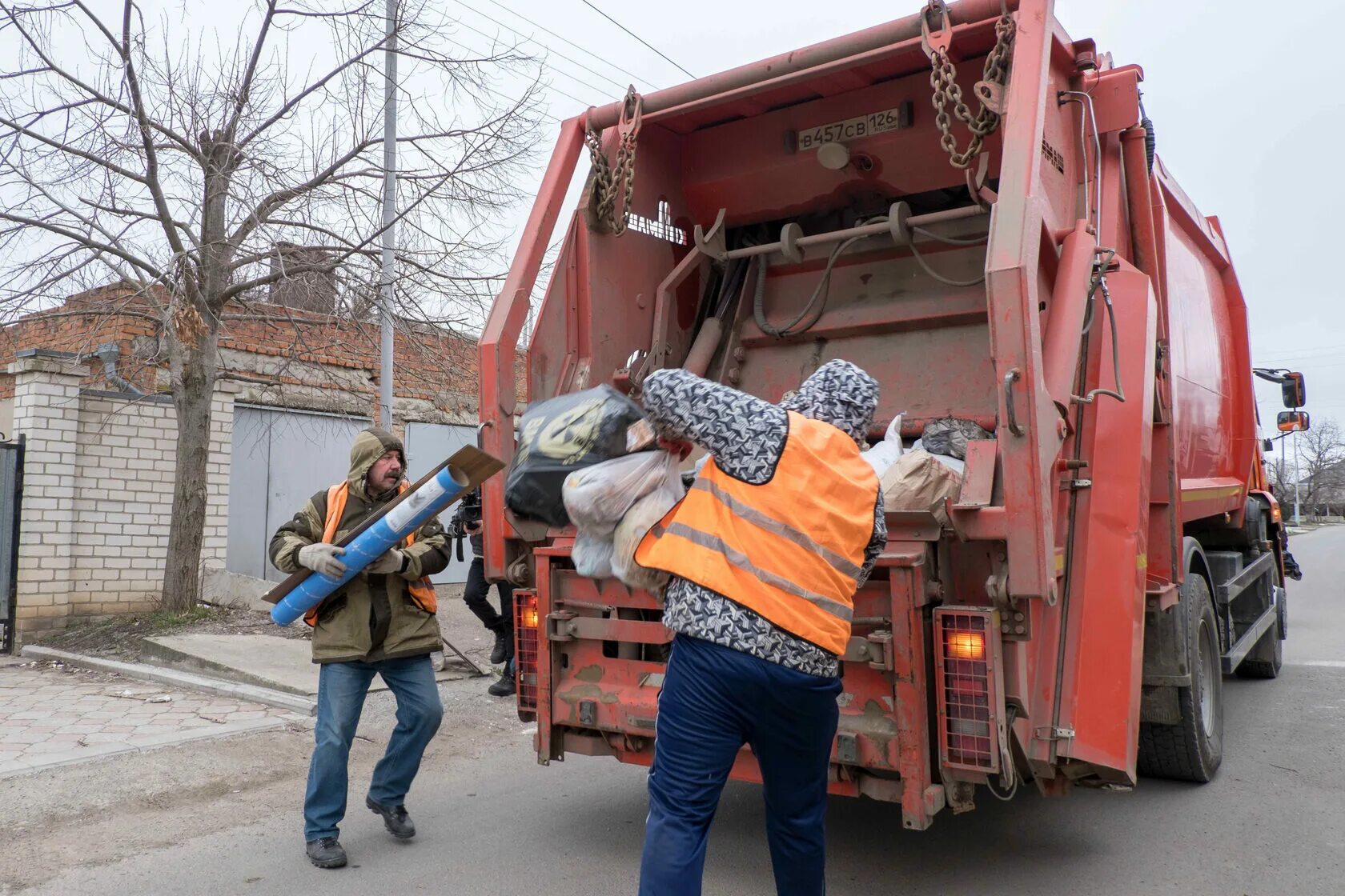 Мусорная машина. Мусоровоз с мусорным контейнером. Вывоз отходов. Уборка мусора мусоровоз. Вывоз мусора.