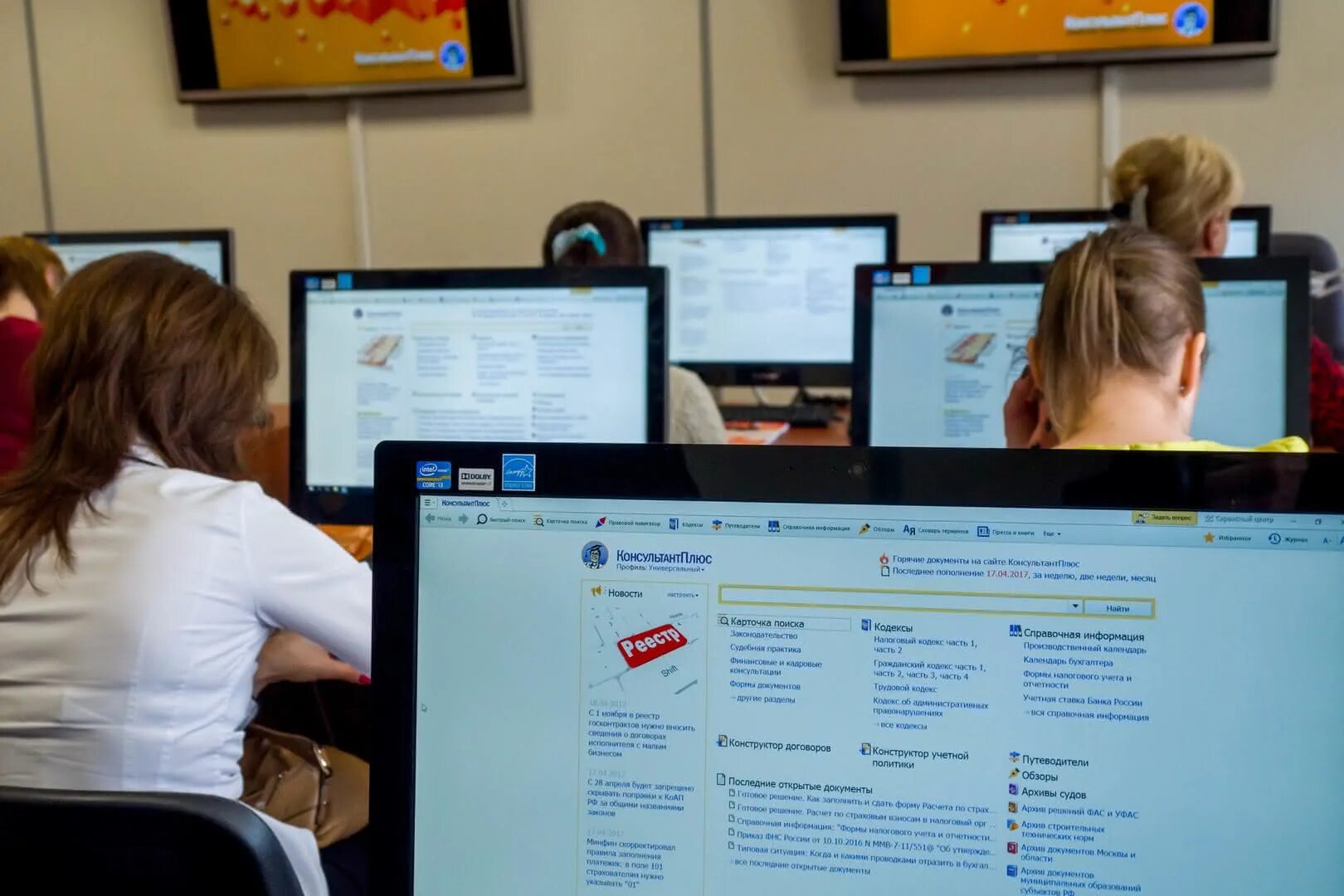 Обложка для вебинара. Бесплатный вебинар. Учебные центры вебинар. Дистанционное обучение рисунок. Успешный оратор.