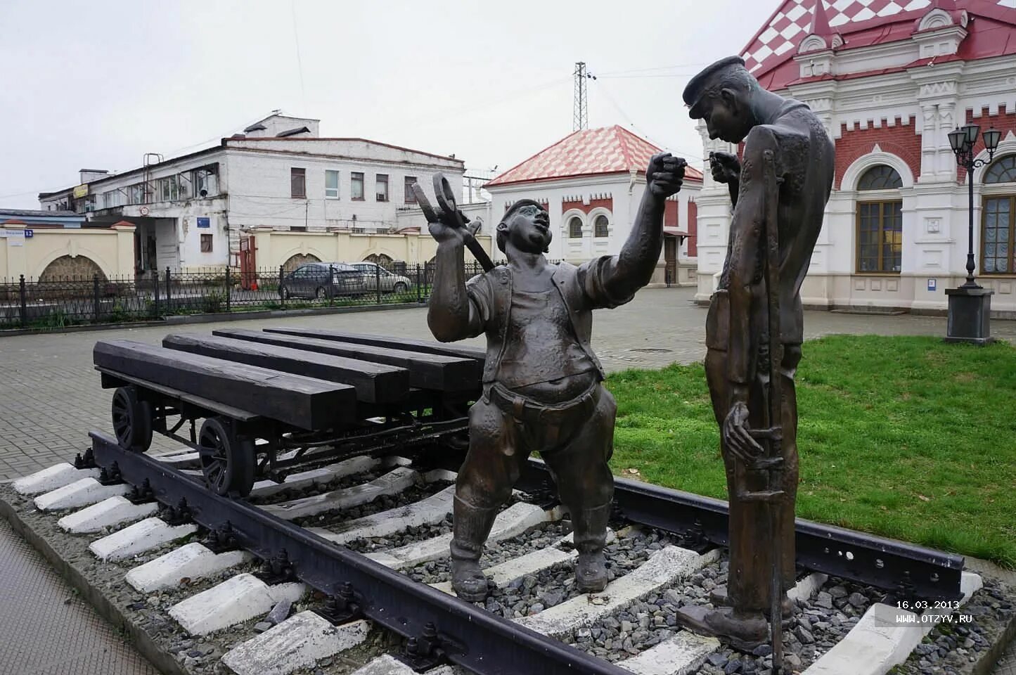 Купить памятник в екатеринбурге. Памятник шпалоукладчица Екатеринбург. Памятник на ЖД вокзале ЕКБ. Памятник горожане Екатеринбург. Памятник проводнице в Екатеринбурге.