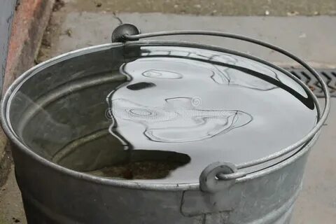 Ведро дало течь и вода
