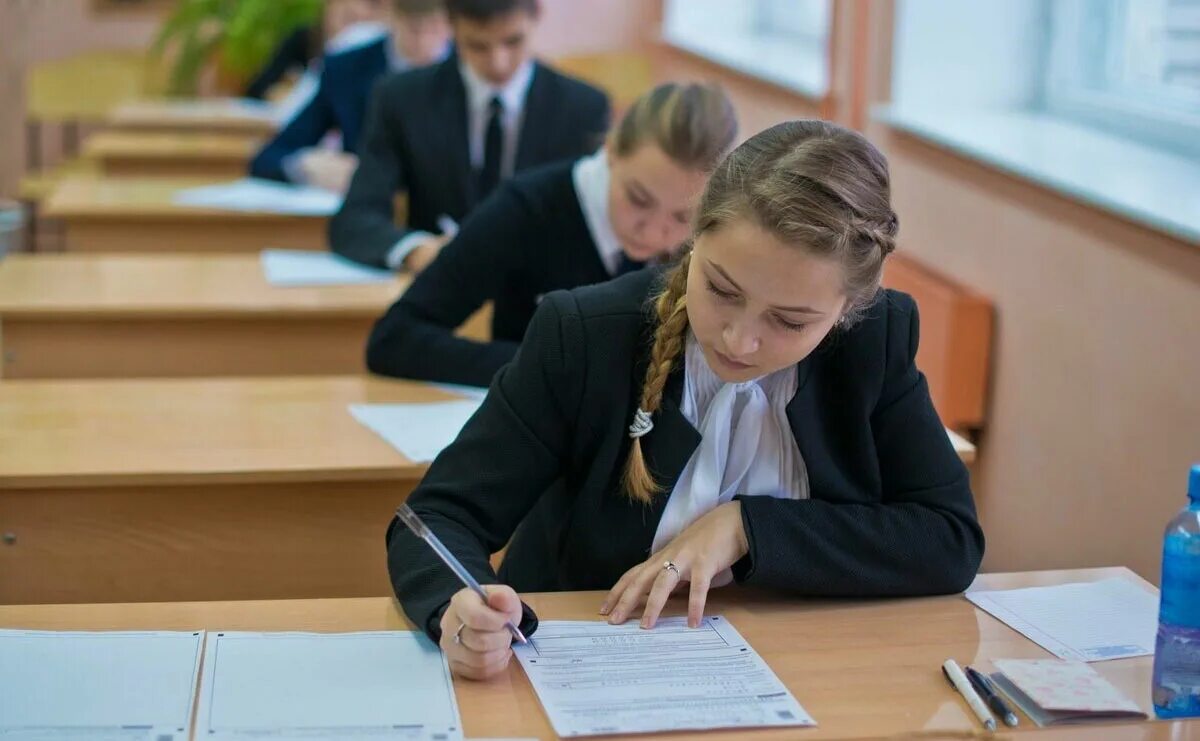 Ученик на экзамене. Школьники на ЕГЭ. Ученик 9 класса. Сдача экзамена в школе 9 класс