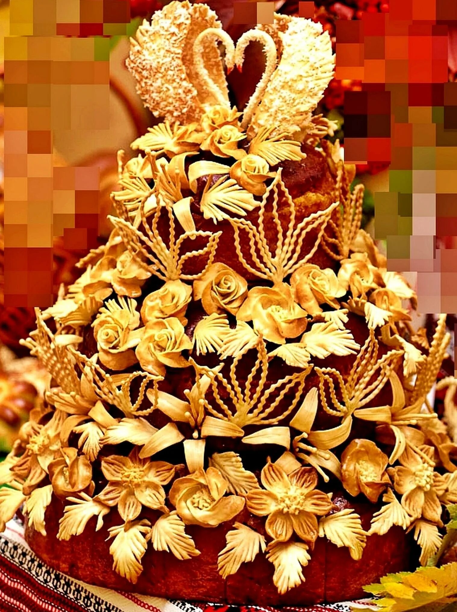 необычный каравай. свадебный пирог. свадебный каравай с лебедями. украшение каравая на свадьбу. украшение свадебного каравая.