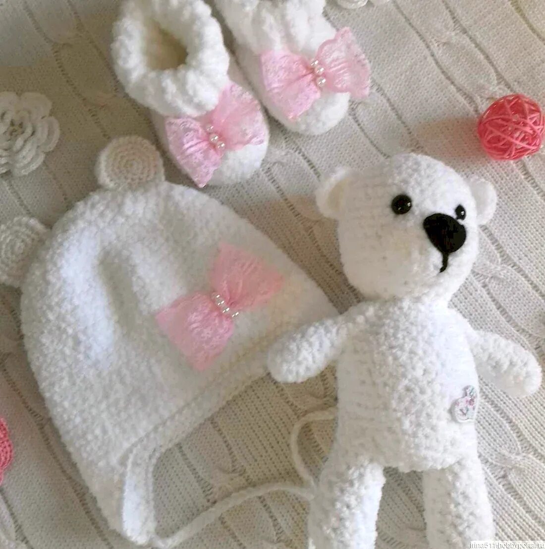 Спицами из ализе софти для новорожденных. Игрушки из пряжи ализе софти. комплект из ализе софти. шапочка для новорожденного из ализе софти. игрушки из пряжи ализе софти крючком.