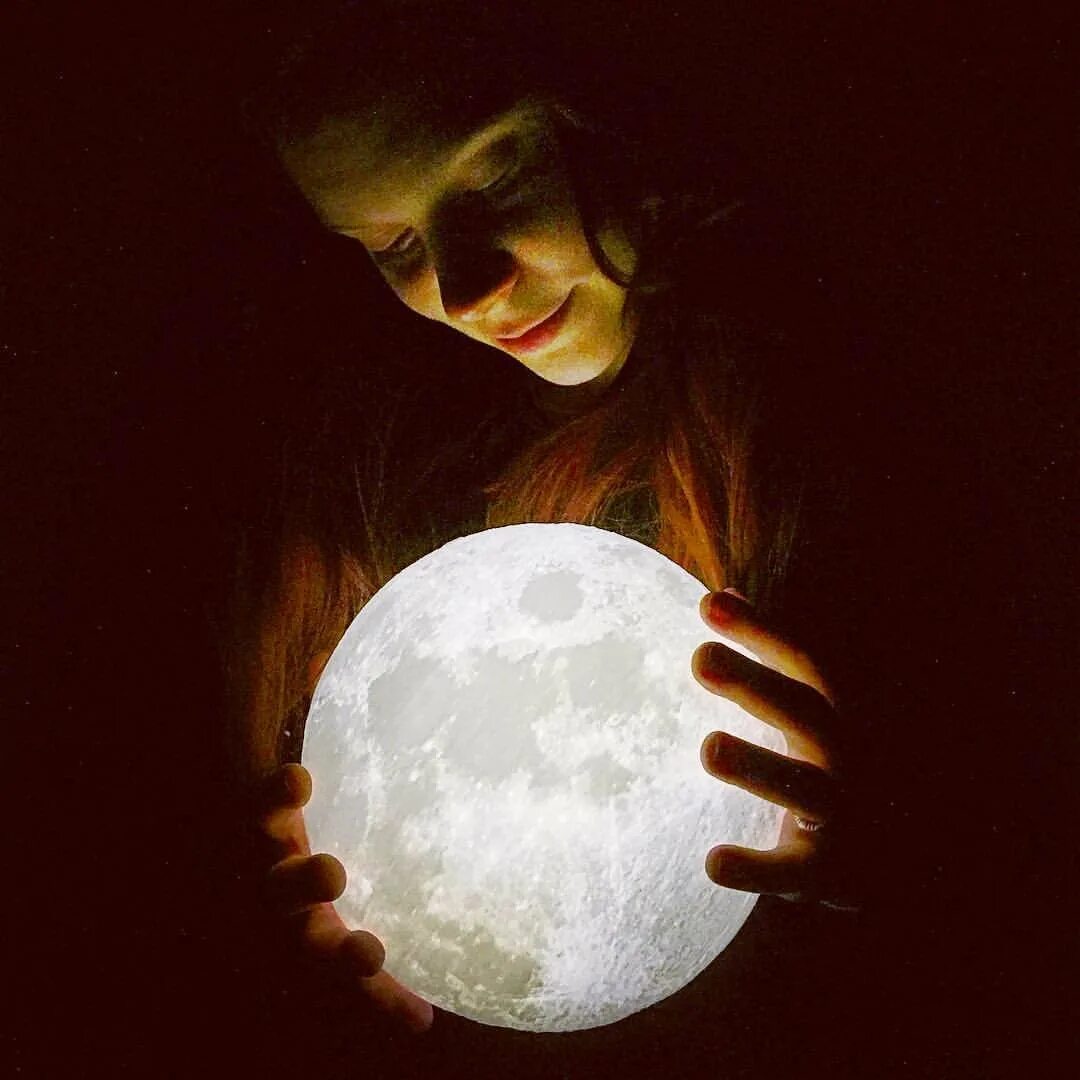 Фотосессия с луной. Девушка-Луна. Луна в руках. Счастье Луна.