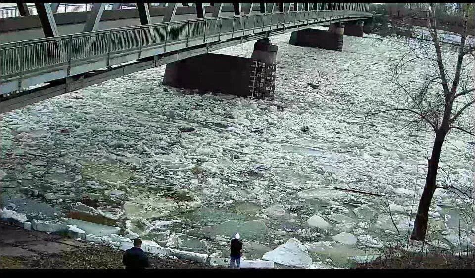 Веб камера кузнецкий мост новокузнецк уровень воды. Река Томь Новокузнецк. Река Томь ледоход 2022 Новокузнецк. Кондома река в Новокузнецке. Река Томь паводок.