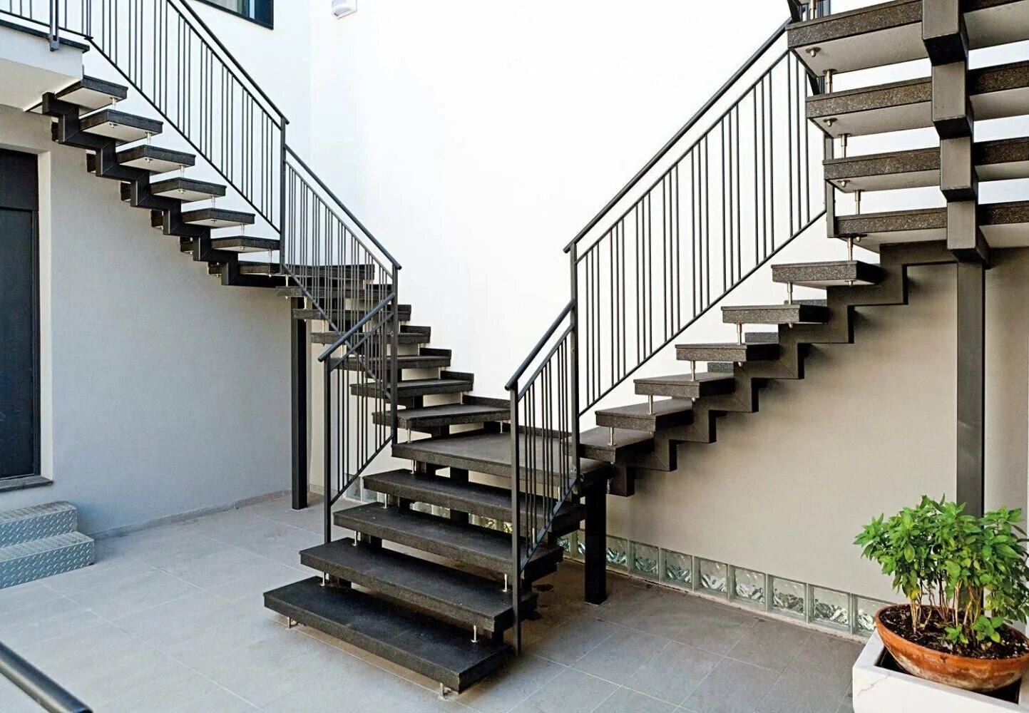 Металлическая лестница. Наружная металлическая лестница. Лестница из металла. Лестница металлическая уличная.