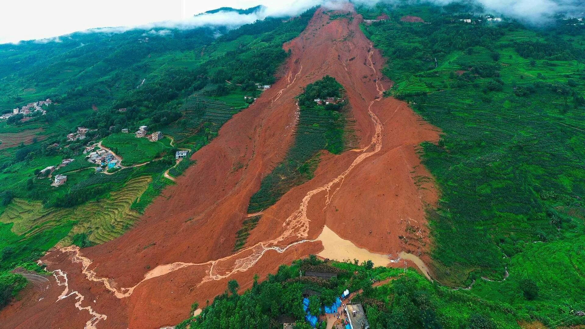 3 оползень. Оползни после землетрясений. Оползневые землетрясения. Селевой оползень. Землетрясение обвалы.