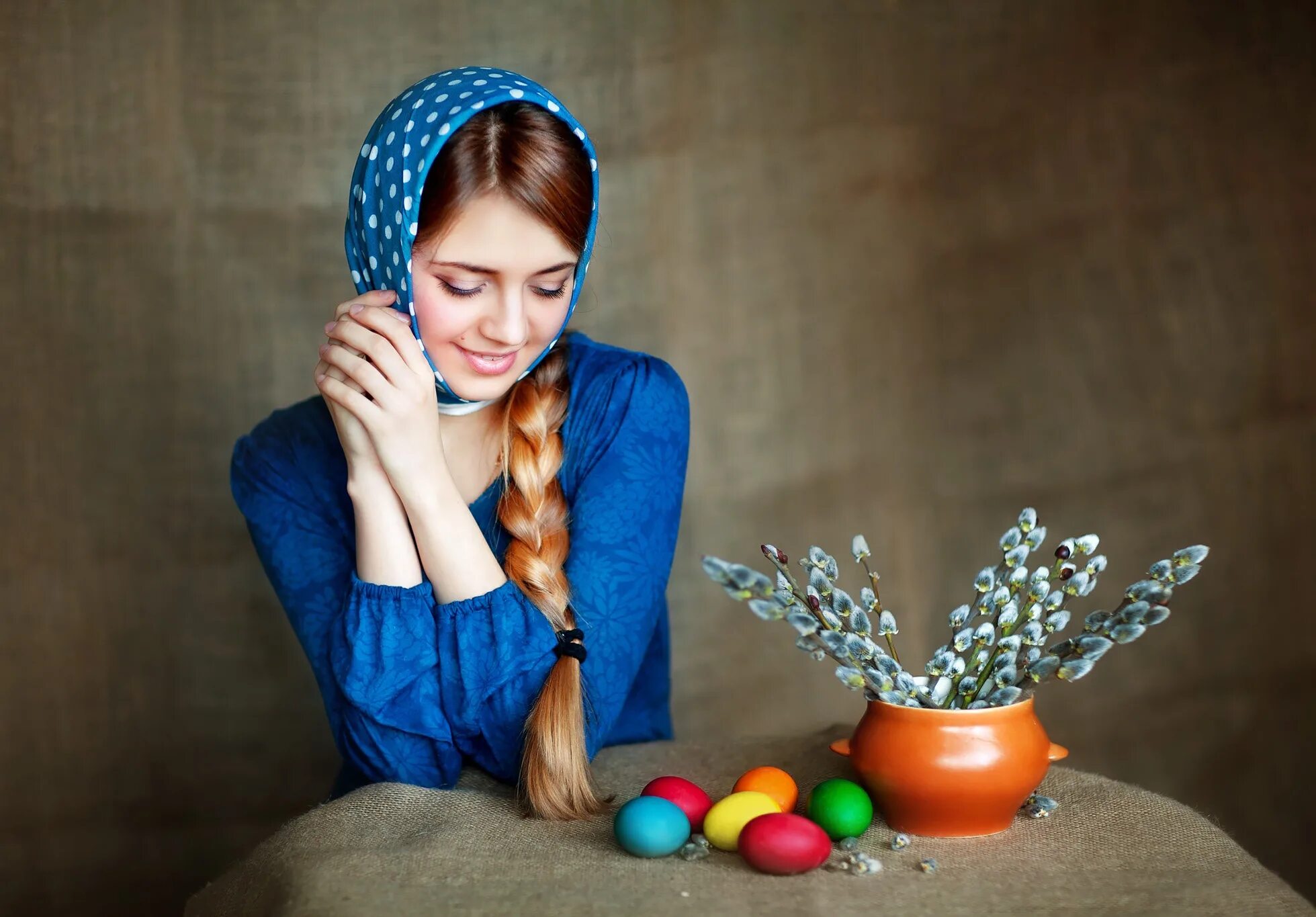 блондинка на пасху. пасхальные девушки. женщина пасха. женщина с пасхальной корзиной. славянские девушки.