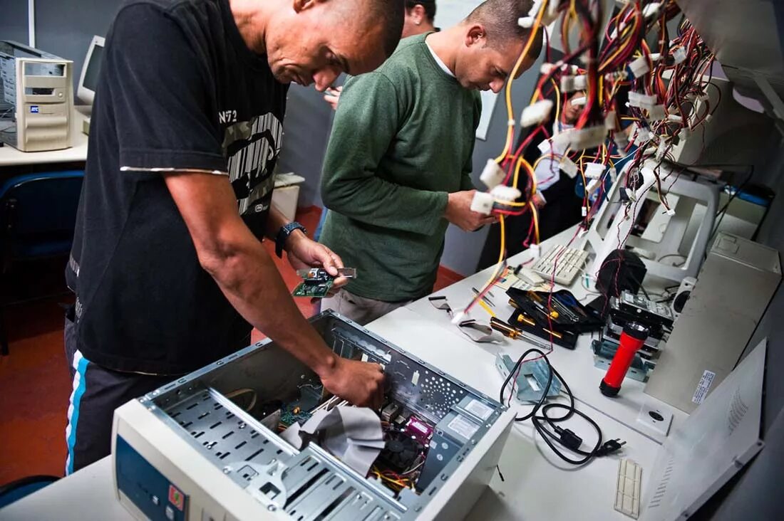 Обслуживание пк. Как чинить технику. Как чинить технику. Как чинить технику. Мастер по ремонту ноутбуков.