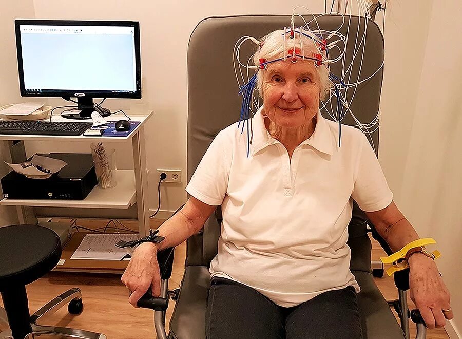 Доктор ээг. РЭГ И ЭЭГ. Болезнь Альцгеймера ЭЭГ. Электроэнцефалография пожилые. ЭЭГ пожилого человека.