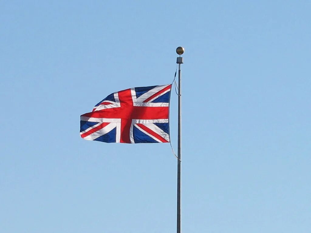 Британский флаг. Британский флаг на здании. Приспущенный британский флаг. Британский флаг над белым домом. Почему в британии приспущены флаги