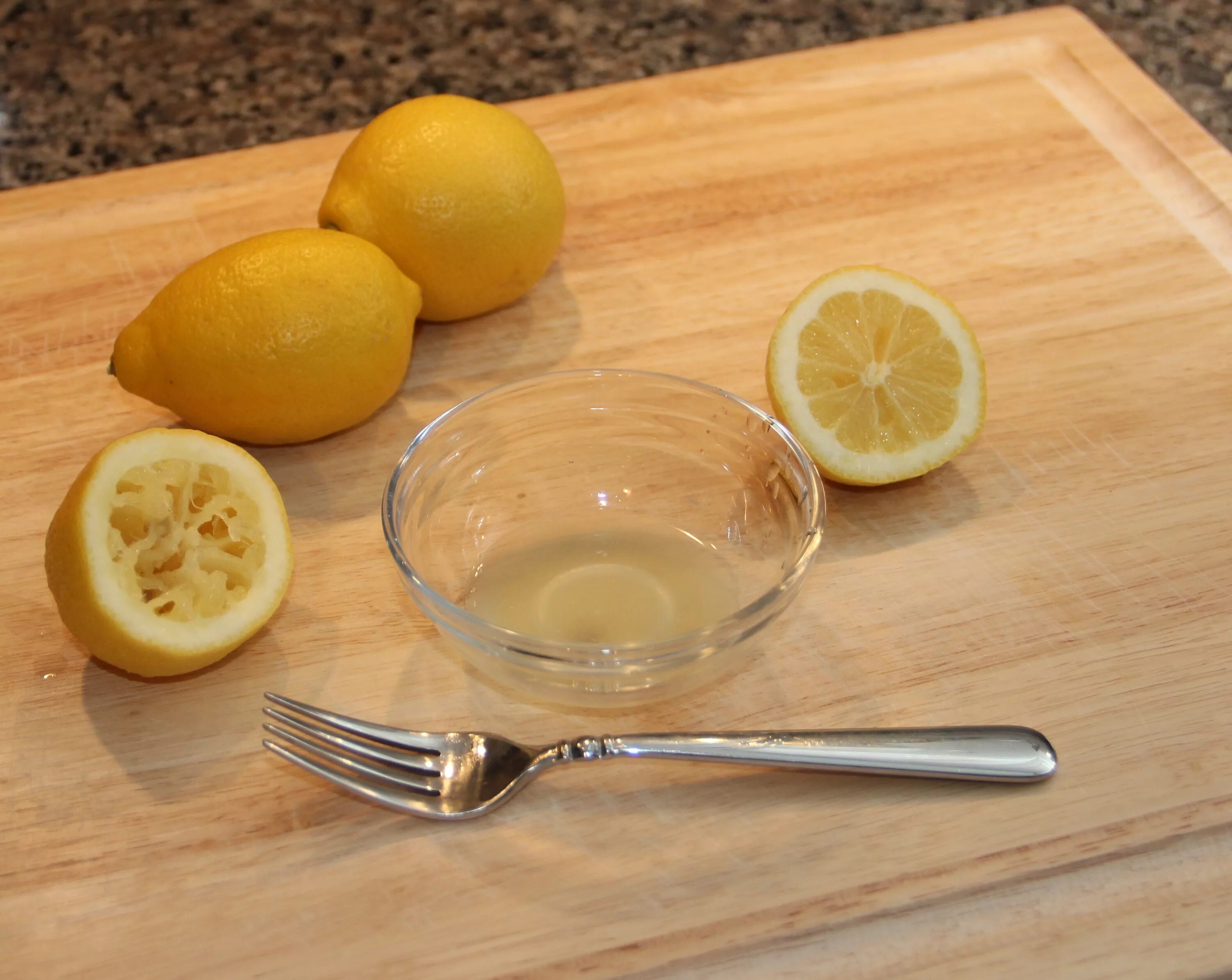 Лимонный сок из лимонов. Лимонный сок. Сок из лимона. Выжать сок лимона. Сок лимона из лимона.