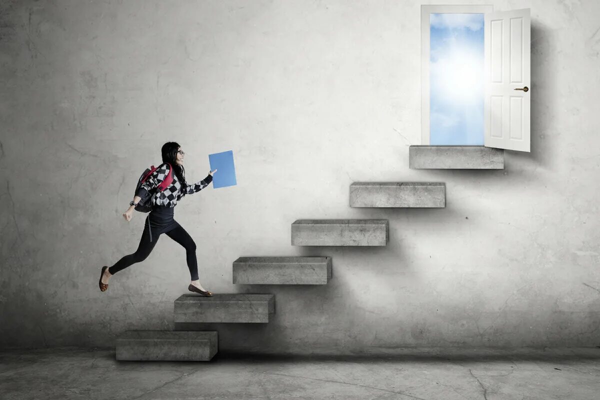 Человек выбирает. Сложная ситуация. Человек перед выбором. Девушка делает выбор. Человек на перекрестке дорог.