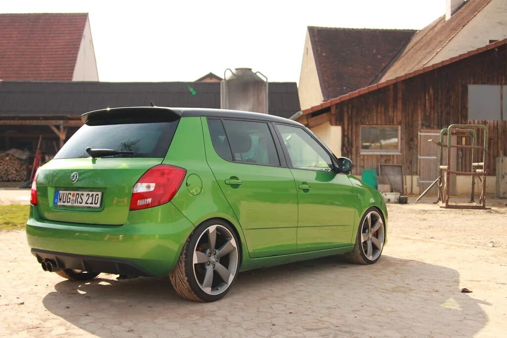Skoda fabia 2 r17. Skoda fabia 2 r17. Диски на фабию 2. Диски r17 fabia mk2. Диски на фабию 2.