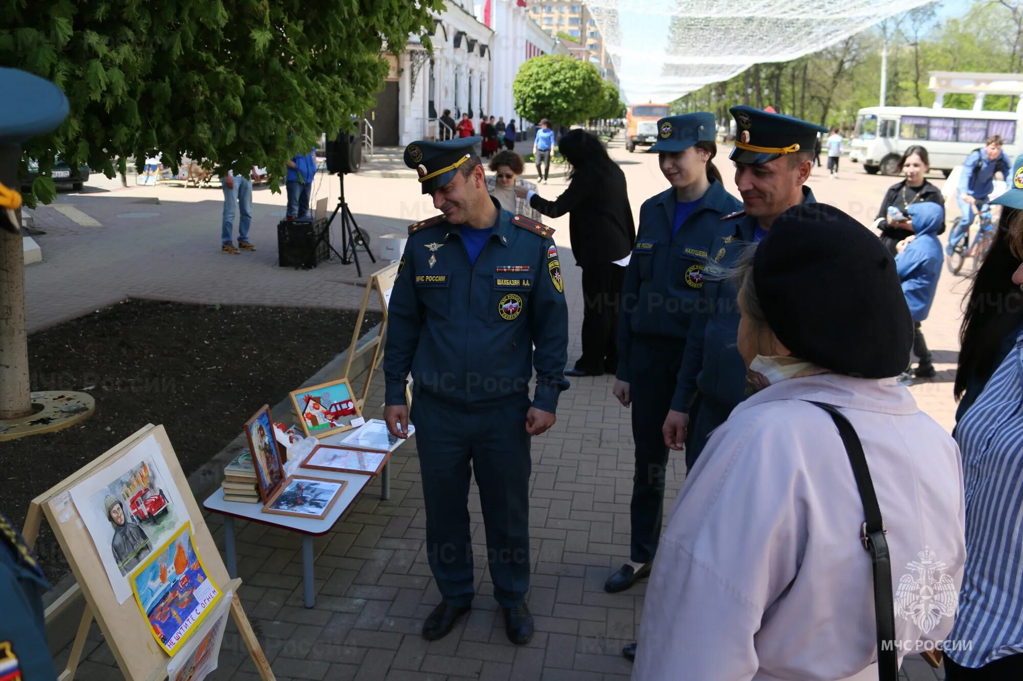 Главное черкесск. С днем пожарной охраны. Пожарный МЧС С ребенком. МЧС России фото. День пожарной охраны в детском саду.