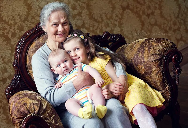 Фото для внучки. Бабушка с внуками. Бабушка и внучка. Фотосессия с бабушкой. Фотосессия бабушка с внуками.