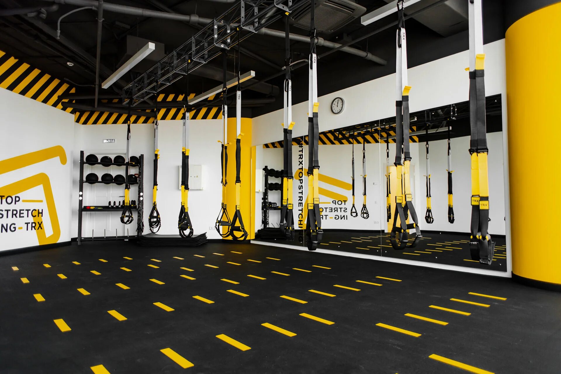 Фитнес 2гис. TOPSTRETCHING TRX. Зал TRX TOPSTRETCHING. TRX студия. TRX оборудование.