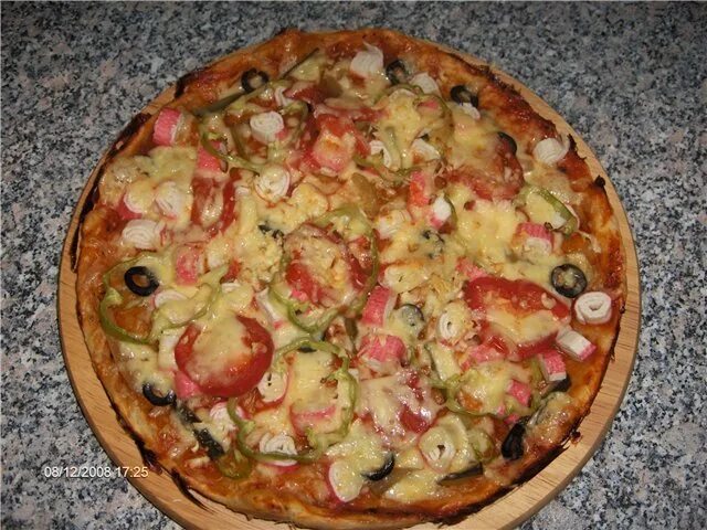 Домашняя пицца с ветчиной, крабовыми палочками, кукурузой и грибами / Торты и вы