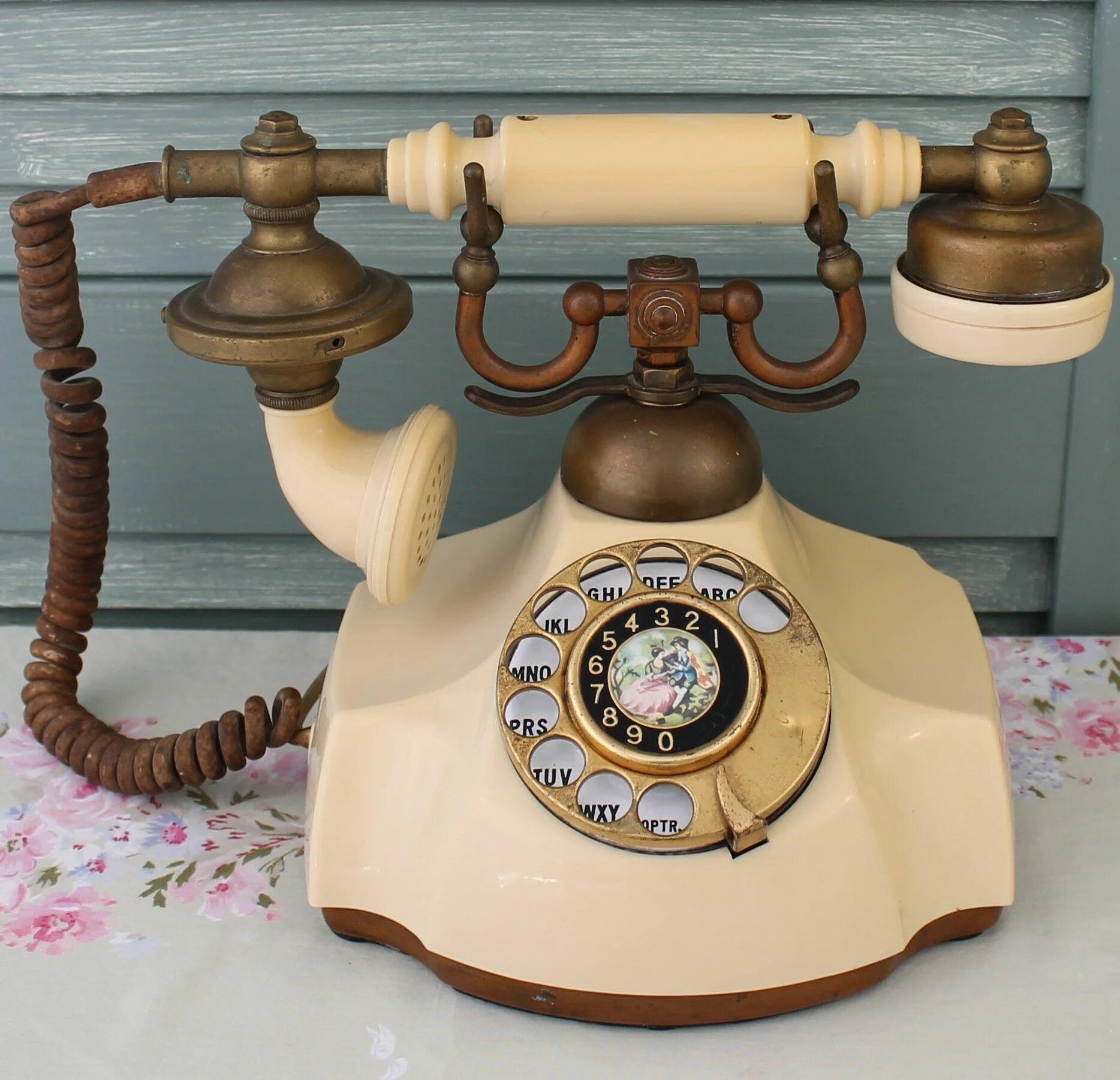 Французский телефон. Поворотный телефон. Фотосессия с ретро телефоном. Винтажный телефон. Французские телефонные аппараты.
