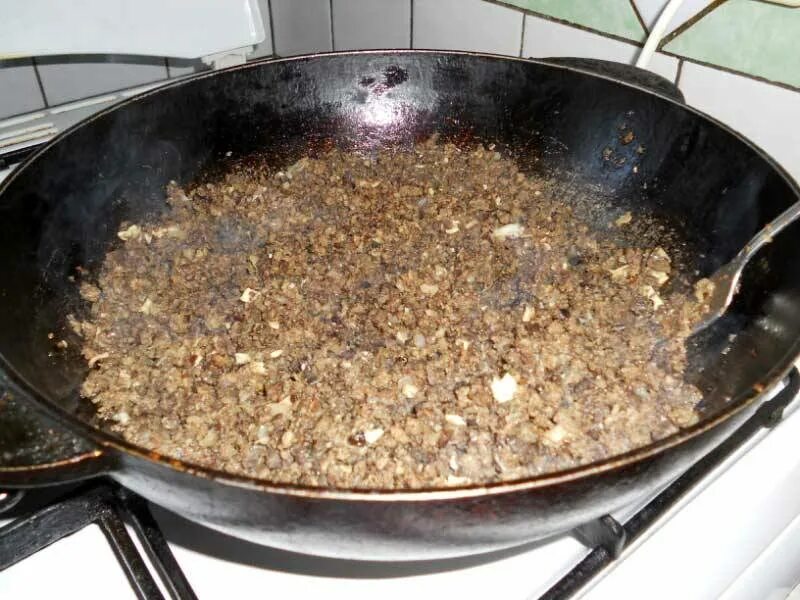 Вкусный ливер для пирожков. Ливер для пирожков. фарш из ливера. начинка из ливера для пирожков. жареный ливерный фарш с луком.