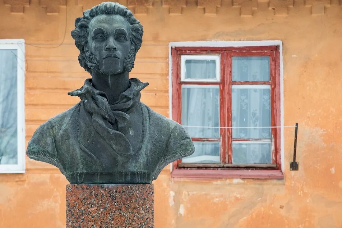 Бюст поэта. Церковь святой елисаветы (белёв). Белев дом улица советская. Пушкин белев. Пушкин белев.