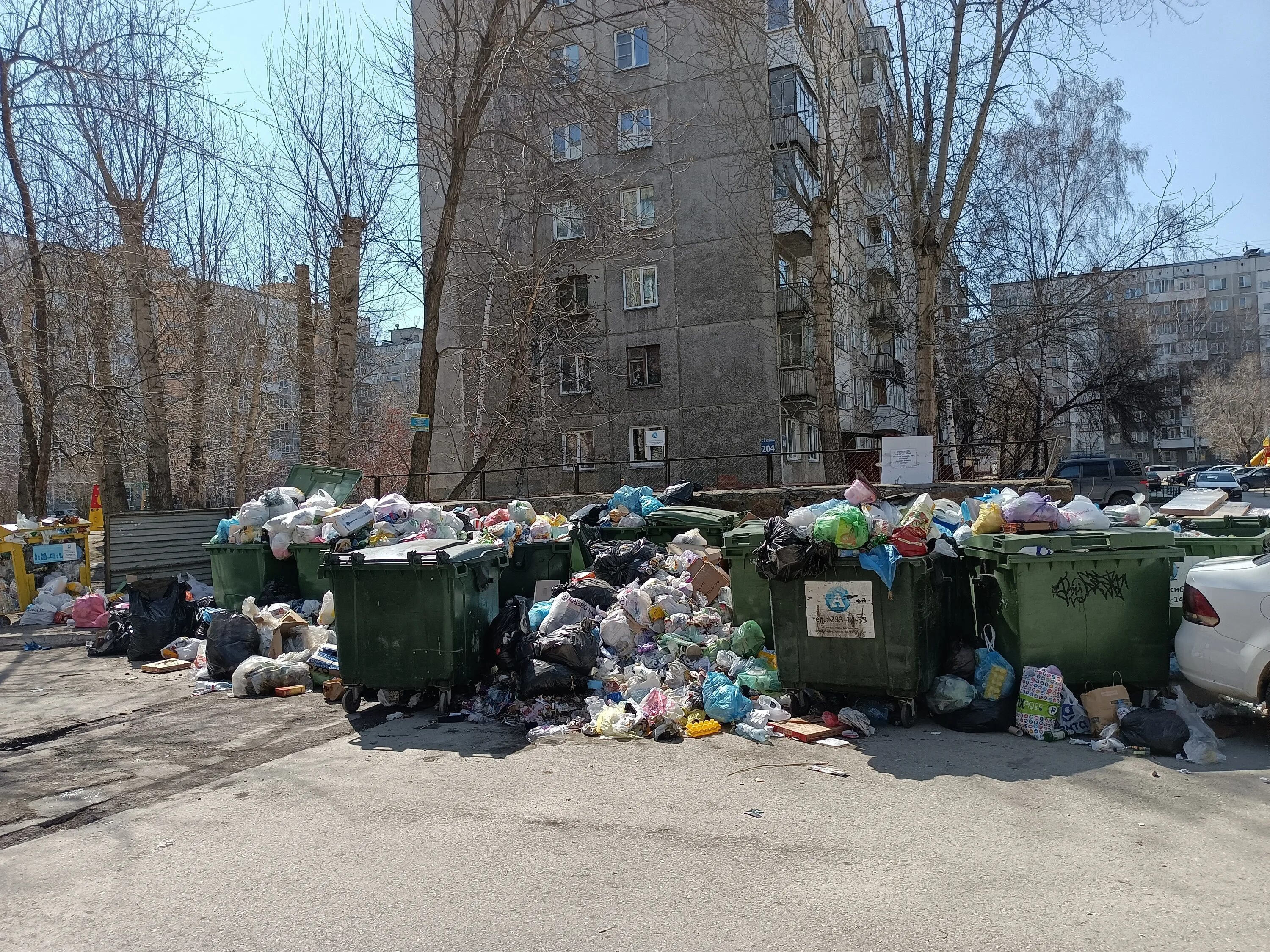 Завалена мусором. Мусорка. Мусорный бак с мусором. Мусор в городе.