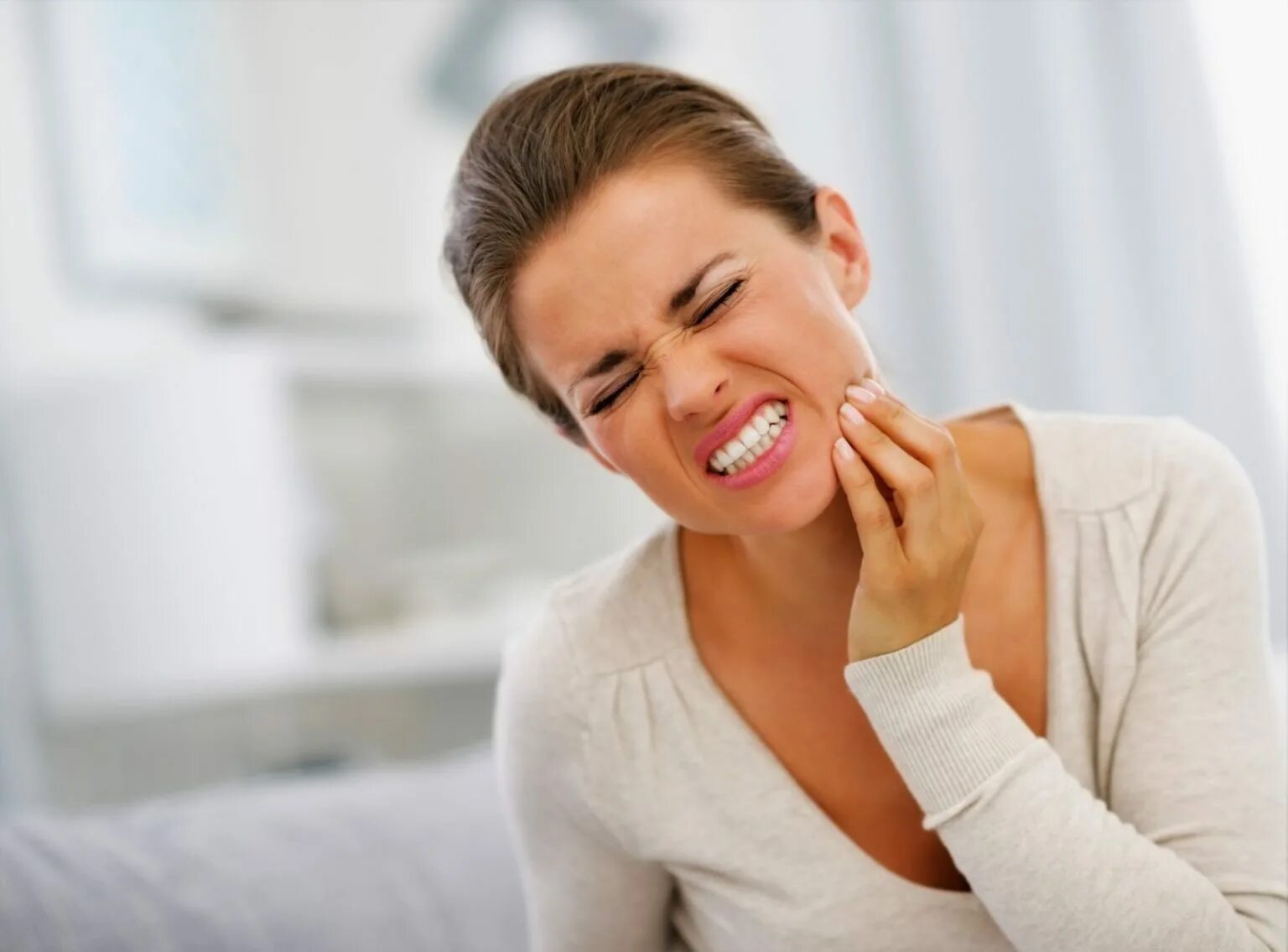 Почему сжимаются зубы. Зубная боль. Болит зуб. Острая зубная боль. Острая боль в стоматологии.