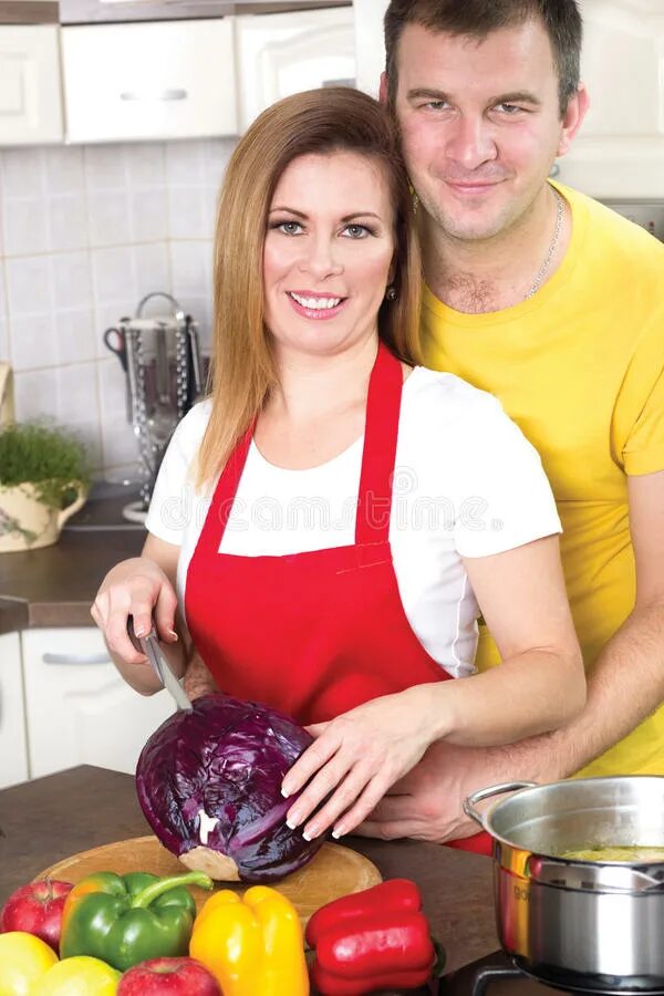 Стряпаем вместе. Кушать кухне приготовить с женой. Муж и жена горячее. Жена готовит на день рождение мужу фото.