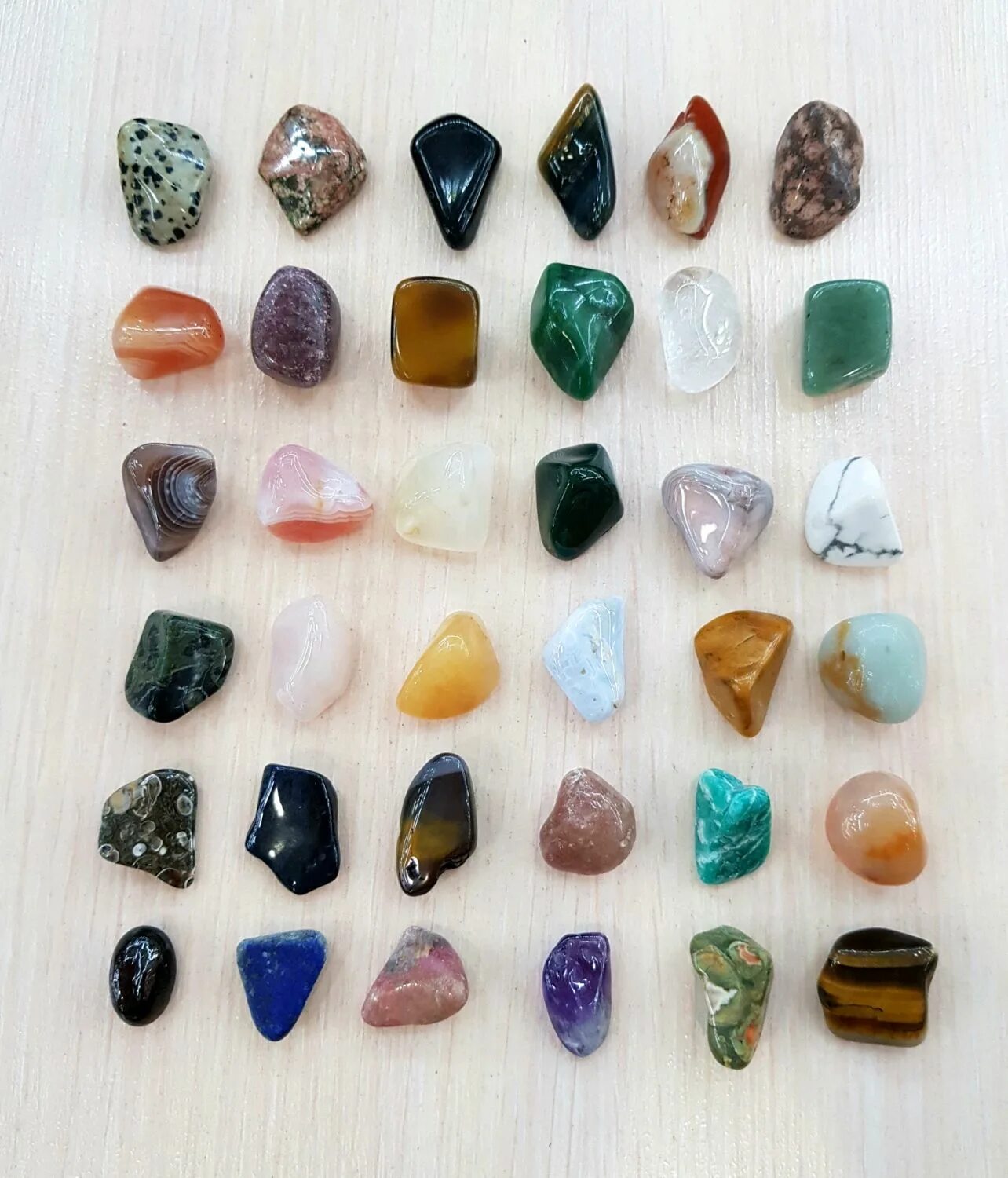 Бесцветный минерал. Таблица совместимости камней и минералов между собой. Самоцветы вакансии