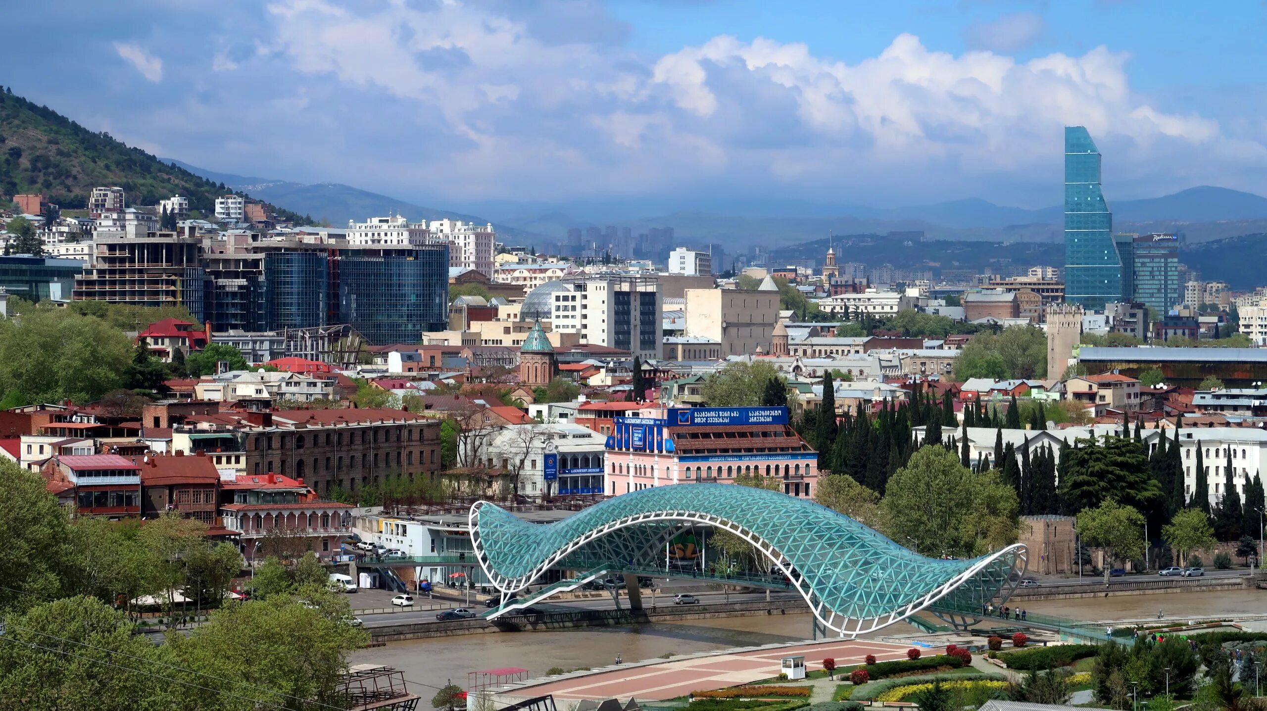 Tbilisi city. Лиси Тбилиси. Грузия небоскребы Тбилиси. Панжикидзн Тбилиси.