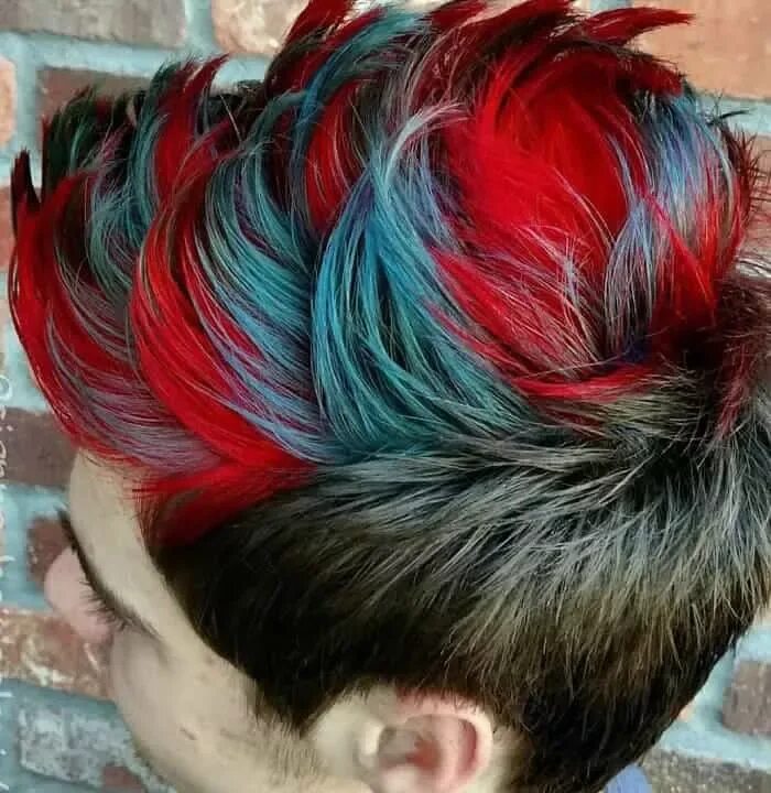 Красные затылки. Мужское окрашивание волос. Красно синее окрашивание волос. Мужское цветное окрашивание. Мужские прически с красными волосами.