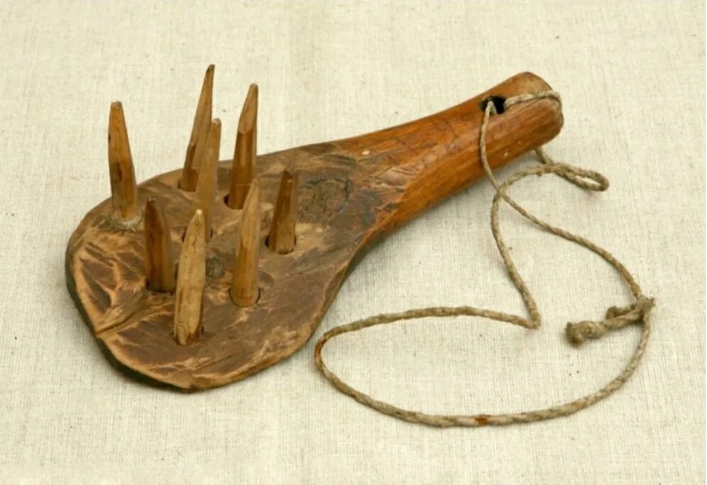 Предметы которые использовали в старину. Старинные деревянные инструменты. Приспособления для льна. Старинные деревянные приспособления. Древние деревянные инструменты.