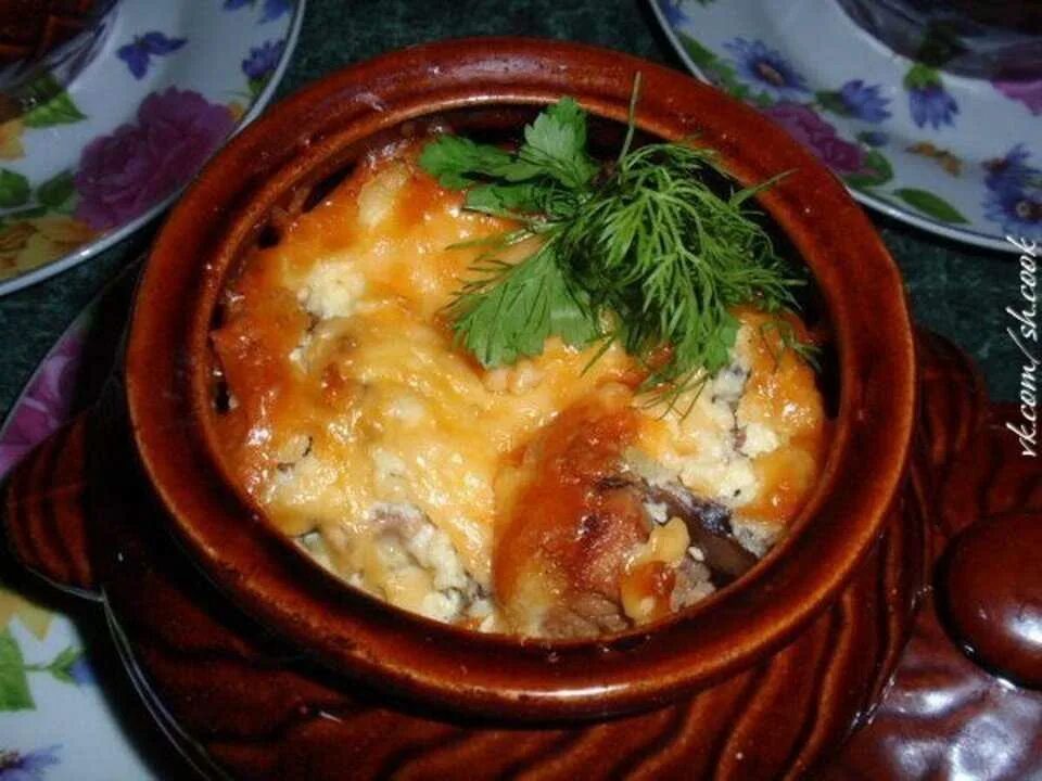 Курица картошка грибы сыр в горшочке. Мясо-по купечески в горшочке. мясо в горшочках. мясо в горшочках с картошкой в духовке. мясное блюдо в горшочке.