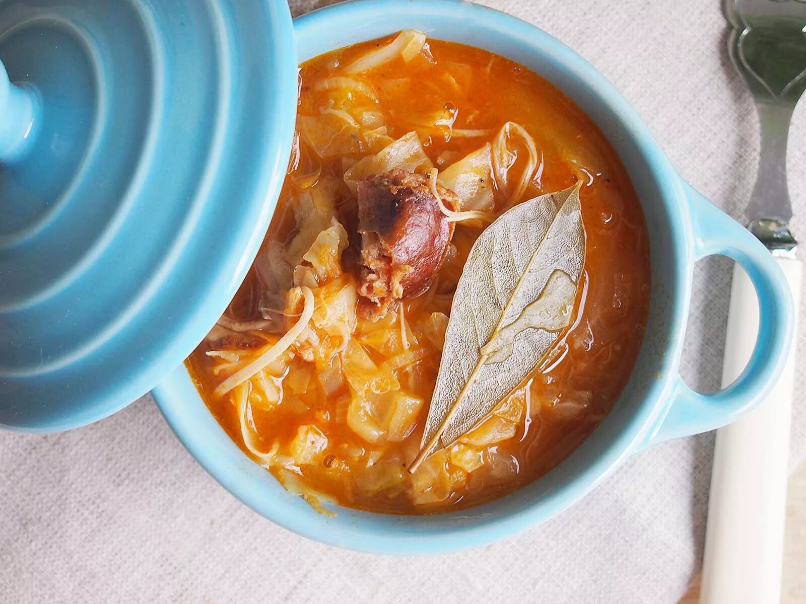 Рецепт супа солянки с капустой. Солянка с квашеной капустой. солянка тушеная капуста. солянка мясная из квашеной капусты. солянка капуста с мясом.