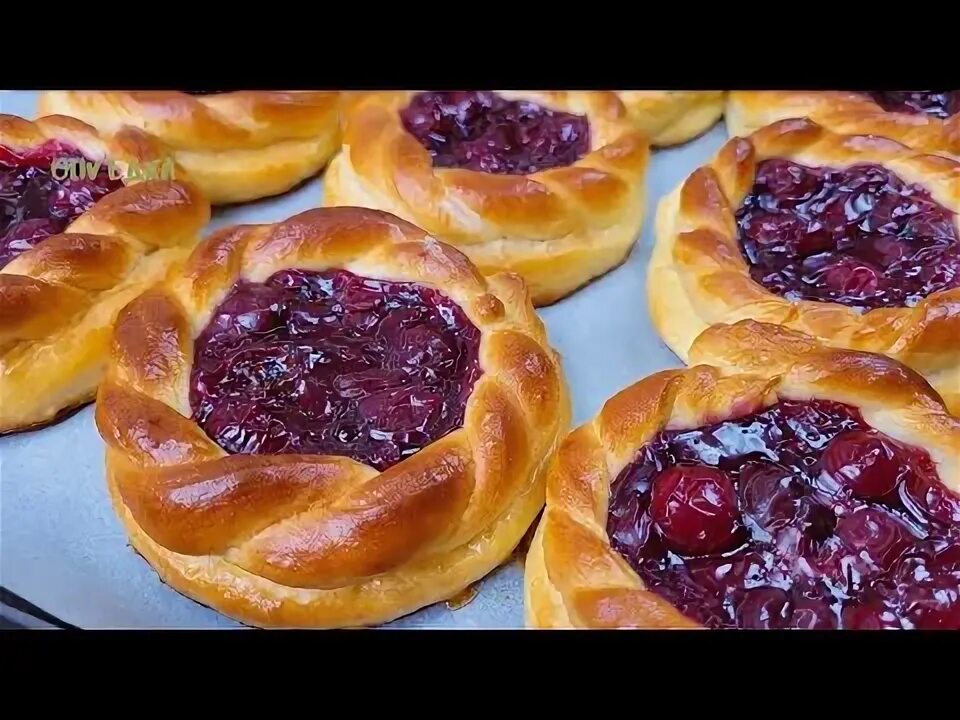 Чтобы вишня не вытекала из пирога